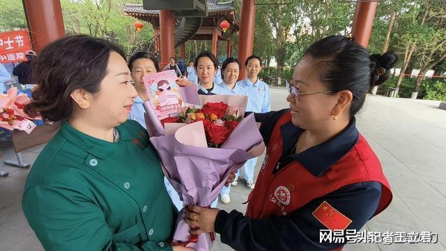 企业致敬白衣天使凝聚社会温情PG电子游戏麻将胡了沈阳爱心(图4)