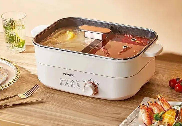 党都满足！45L黄金容量旋钮控温涮炒煎炖焖蒸也能轻松搞定！PG电子麻将胡了试玩自带鸳鸯锅的分体式电火锅清汤党和麻辣(图3)