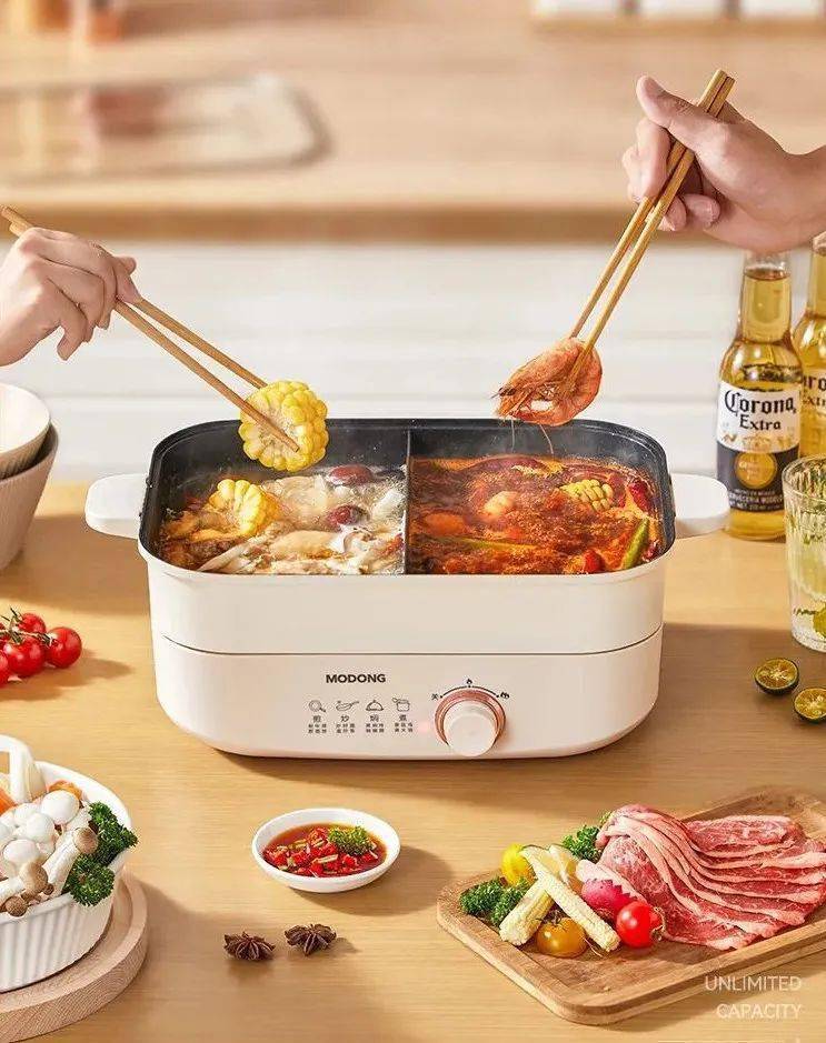 党都满足！45L黄金容量旋钮控温涮炒煎炖焖蒸也能轻松搞定！PG电子麻将胡了试玩自带鸳鸯锅的分体式电火锅清汤党和麻辣(图5)