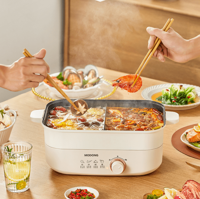 党都满足！45L黄金容量旋钮控温涮炒煎炖焖蒸也能轻松搞定！PG电子麻将胡了试玩自带鸳鸯锅的分体式电火锅清汤党和麻辣(图8)